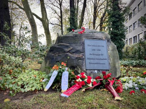 Gedenkstein am Ort der ehemaligen Synagoge in der Konrad-Wolff-Straße 92