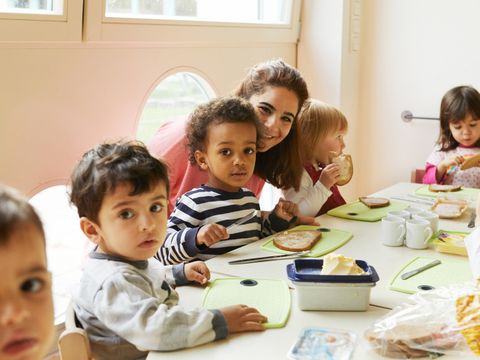 Erzieherin mit Kindern