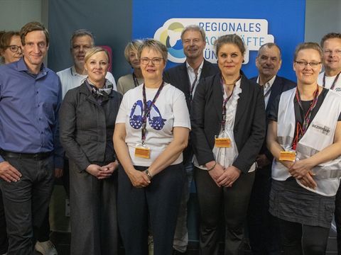 Kathrin Klisch (Wirtschaftsförderung), Cedrik Lutz (Regionales Fachkräfte-Bündnis), Andy Hehmke (Stadtrat für Schule, Sport und Facility Management), Helene Anders (Vorstand FKU), Ines Richter (East Side Mall), Regine Sommer-Wetter (stellv. Bezirksbürgermeisterin und Bezirksstadträtin für Arbeit, Bürgerdienste und Soziales), Stephan Felisiak (Geschäftsführer Jobcenter Friedrichshain-Kreuzberg), Ines Kwiatek (SenBJF, Jugendberufsagentur), Rolf Hempel (Vorstand FKU), Romana Wittmer (Beauftragte für Gute Arbeit), Peter Schulz (Jugendberufsagentur) (v.l.n.r.)