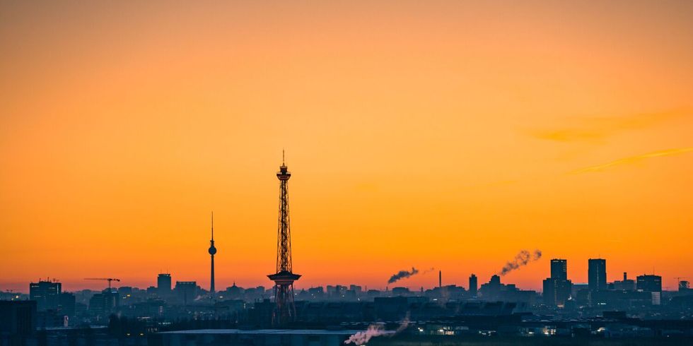 Die Skyline und die Innenstadt von Berlin bei Sonnenaufgang