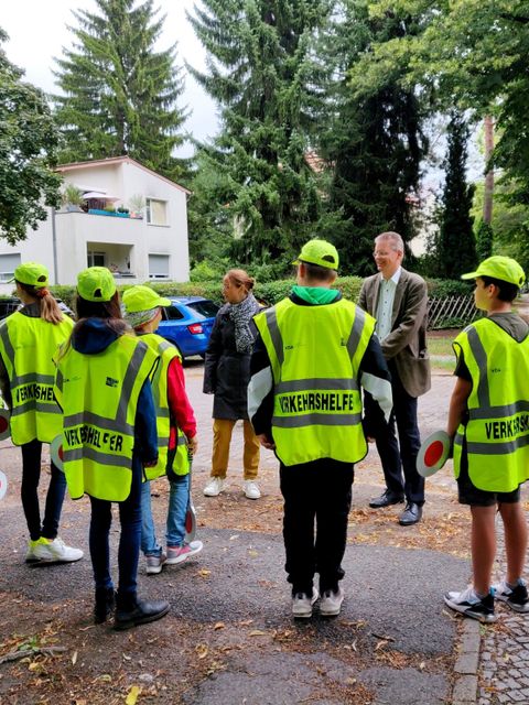 Schülerlotsen mit der kommissarischen Schulleiterin der Gustav-Dreyer-GS Katrin Pflug und Schulstadtrat Tobias Dollase (Bild: Bezirksamt Reinickendorf)
