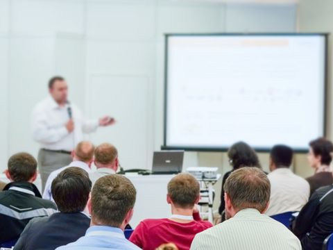 Mann bestiehlt älteres Ehepaar an der Haltestelle (Bild: www.polizei-beratung.de)