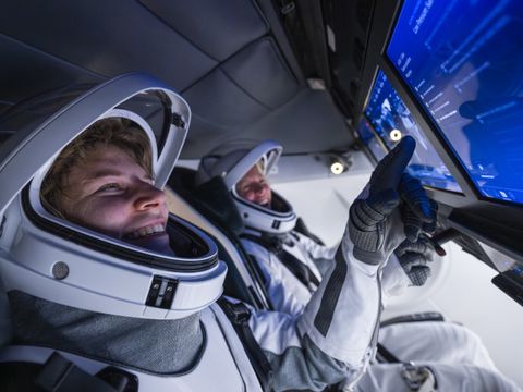 Rabea Rogge und Jannicke Mikkelsen beim Astronauten-Training