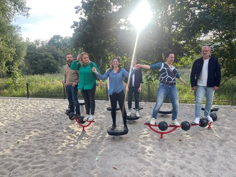 Filiz Keküllüoğlu gemeinsam mit dem Umwelt- und Naturschutzamt, dem Straßen- und Grünflächenamt und Vertreter:innen aus der Spielplatzkommission
