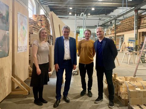 Mitarbeitende des Unternehmens und Bezirksbürgermeister Jörn Oltmann (Zweiter von links)