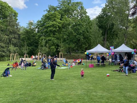 Spielen auf Wiese