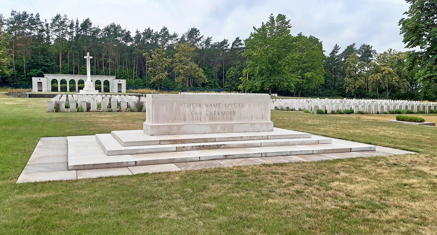 Britischer Soldatenfriedhof: Erinnerungsstein und Opferkreuz (Bild: Landesdenkmalamt Berlin, Leonie Glabau)