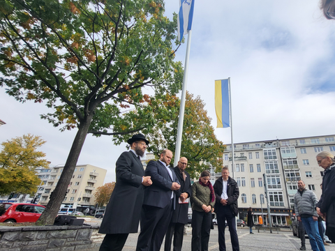 Von links nach rechts: Rabbiner Teichtal, stellvertretender Bezirksbürgermeister Steuckardt, Superintendent Raddatz, Bezirksstadträtin Majewski und Bezirksstadtrat Dollase vor der israelischen Flagge