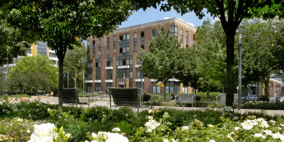 Rathaus Helene-Weigel-Platz, Sommer