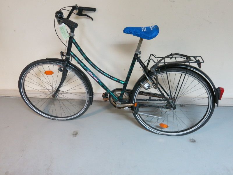 Schwarz-grünes Damenfahrrad