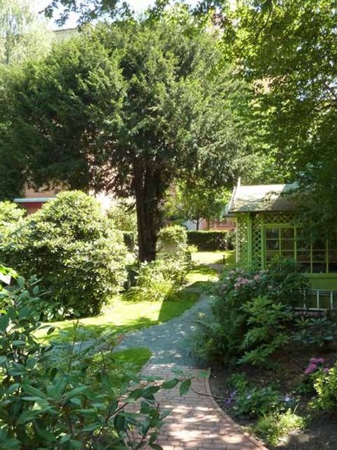 Blick in das Gartendenkmal mit dem historischen Pavillon