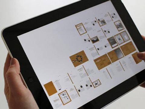 Tablet wird in Händen gehalten und mit einem Daumen bedient
