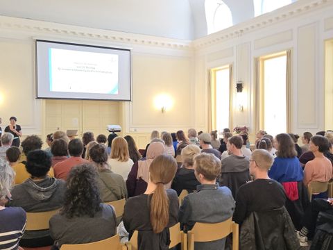 Judith Noé und Susan Lutze, beide Kinderschutz-Koordinatorinnen des Jugendamtes Friedrichshain-Kreuzberg, führten durch das Programm des 12. Fachtags