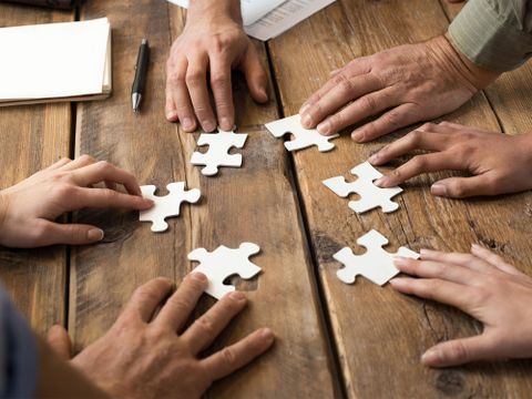 Hände Puzzelteile Tisch