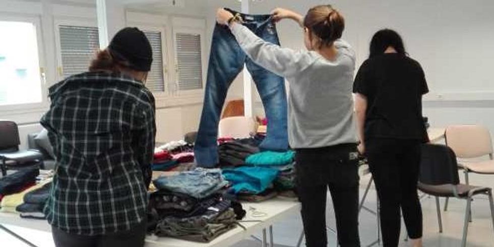 Schülerinnen helfen bei der Spendenaktion für die Flüchtlingsunterkunft im Allende-Viertel