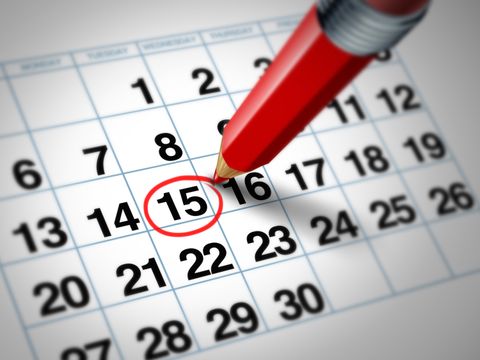 Kalender mit rotem Stift und markiertem Datum