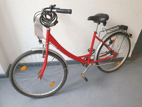 Rotes Damenfahrrad
