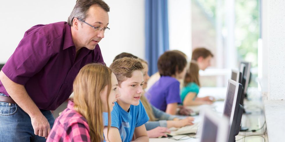 Teenager arbeiten in der Schule am Computer