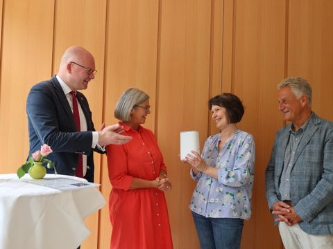 Überreichung der Giga Cubes an die bezirklichen Seniorenfreizeitstätten; Personen v.l.n.r.: Herr Richter (Bezirksstadtrat für Bürgerdienste und Soziales), Frau Kaiser-Rossmann (Vorstand der Santor-Stiftung), Frau Knobloch (Leiterin des Hans-Söhnker-Hauses) und Herr Rossmann (Vorstand der Santor-Stiftung) (Bild: Bezirksamt Steglitz-Zehlendorf)
