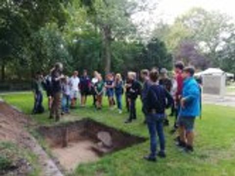 Schulgruppe an Grabung auf dem Friedhof der Märzgefallenen (Bild: Landesdenkmalamt Berlin, Laura Weiher)