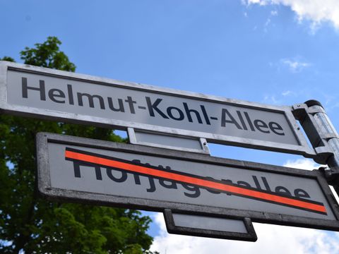 Straßenschild Helmut-Kohl-Allee