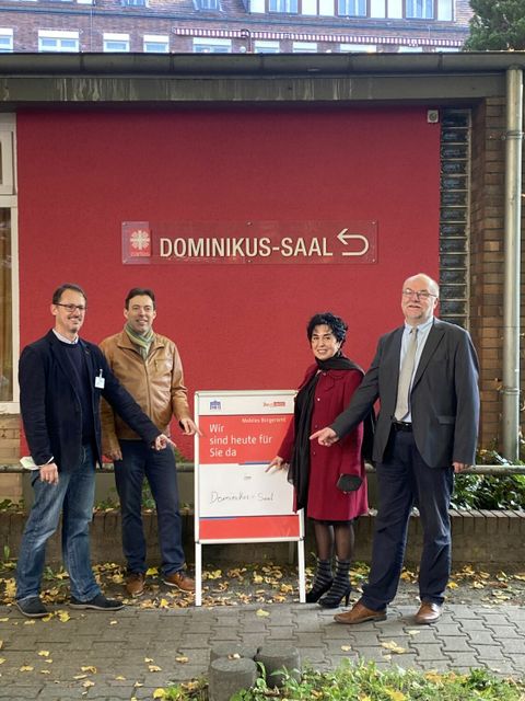 Bezirksstadträtin Emine Demirbüken-Wegner mit dem technischen Leiter der Caritas-Klinik Olaf Schüle (l.), dem Amtsleiter der Bürgerdienste Hauke Haverkamp (2.v.l.) und dem Fachbereichsleiter Roman Skwirawski (r.) (Bild: BA Reinickendorf)