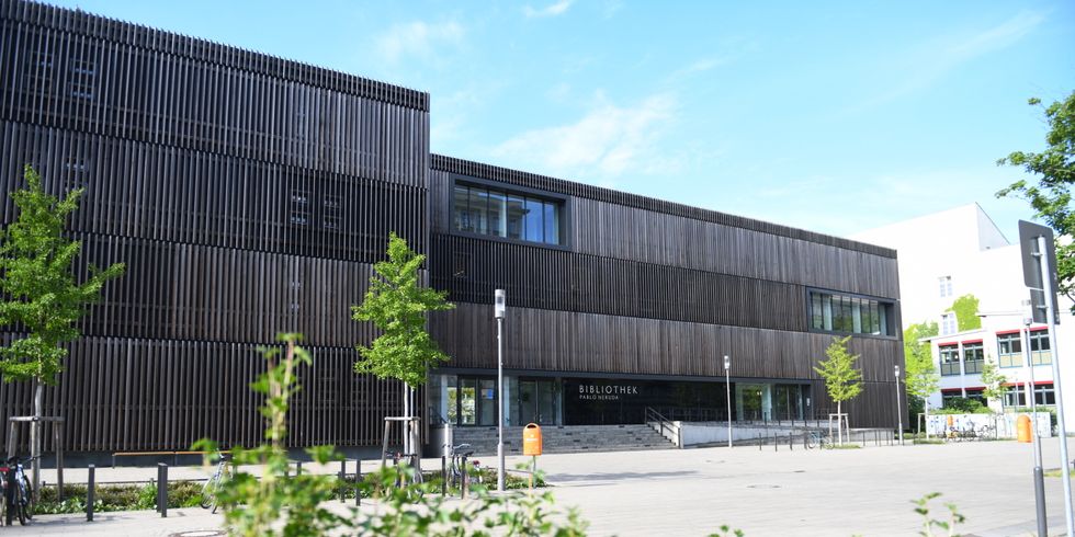 Ansicht der Fassade der Bezirkszentralbibliothek Pablo Neruda