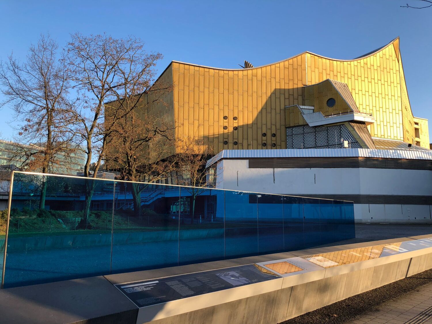 6. März 2026: Blaue Wand in Erinnerung an die Euthanasie-Mordaktion der Nationalsozialisten; im Hintergrund die Berliner Philharmonie