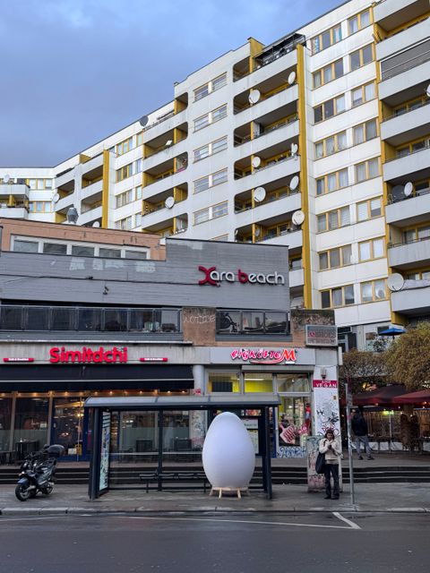 Riesen-Ei an der Bushaltestelle am Kottbusser Tor