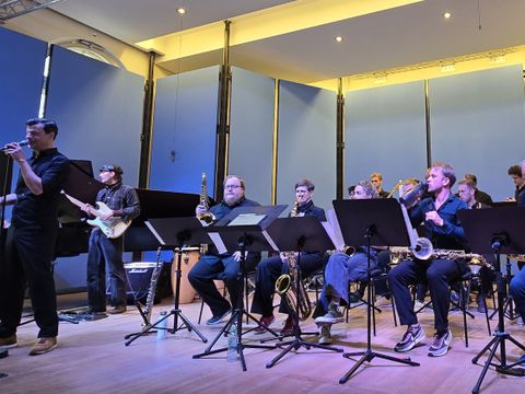 Das JazzOrchester X-berg (JOX) unter der Leitung des Posaunisten Christian Fischer (li.) auf der Bühne der Musikschule Friedrichshain (Bild: Sabine Böhnig)