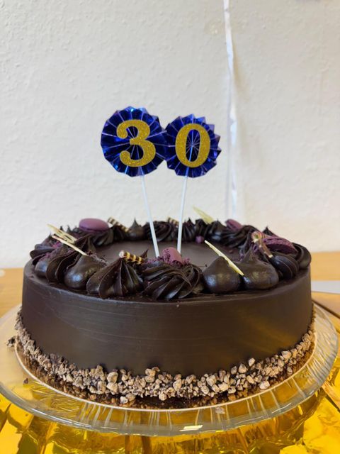 Schokoladentorte mit der Zahl 30