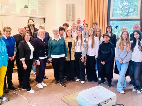 Bezirksbürgermeisterin Stefanie Remlinger empfing eine Delegation von Schüler*innen aus dem ukrainischen Partnerbezirk Schewtschenko