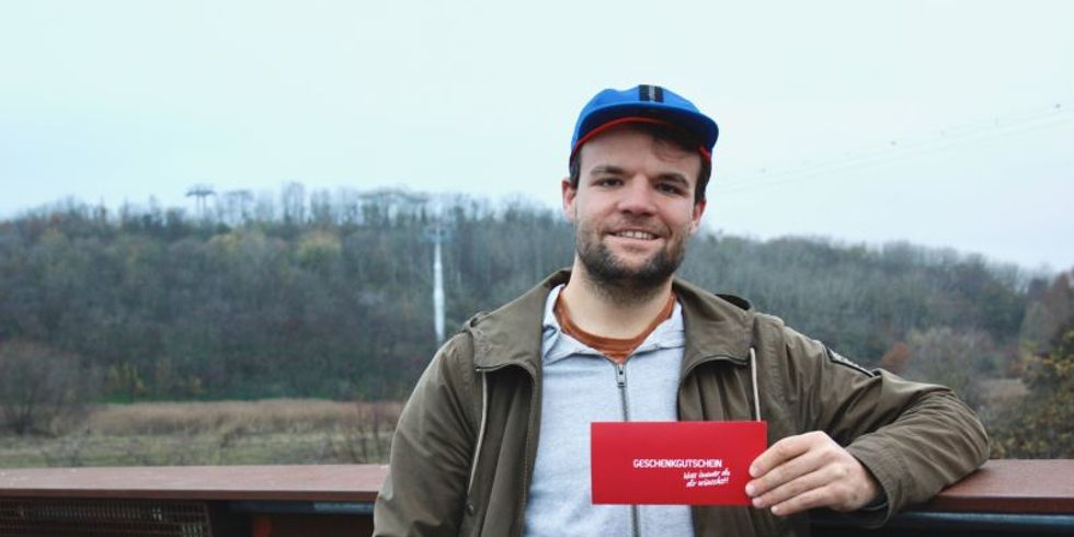 Der Sieger der Bewegungs-Cahllenge Marcel Haubold mit einem Gutschein vom Sporteck am Eastgate
