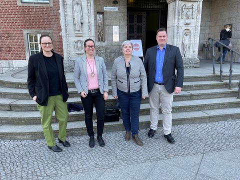 Von links: Die Leiterin der BSR-Geschäftseinheit Reinigung, Peggy Hertner, die Reinickendorfer Bezirksstadträtin für Ordnungsangelegenheiten, Julia Schrod-Thiel, Regionalzentrums-Leiterin Cornelia Böhm und der Leiter der Logistik, Florian Schroth nach ihrem Gespräch vor dem Rathaus. (Bild: BA Reinickendorf)