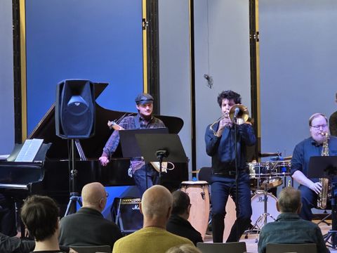 Besonders die mitreißenden Soli einzelner Musiker*innen des JazzOrchesters X-berg sorgen für Begeisterung im Publikum