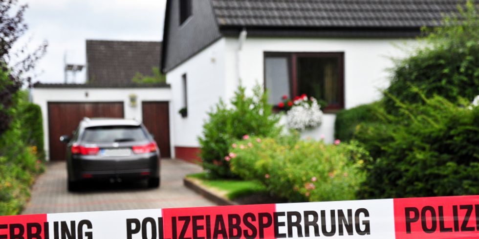 Polizeiabsperrung vor einem Wohnhaus