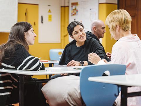 Szene aus dem Deutschkurs. Drei Frauen diskutieren.