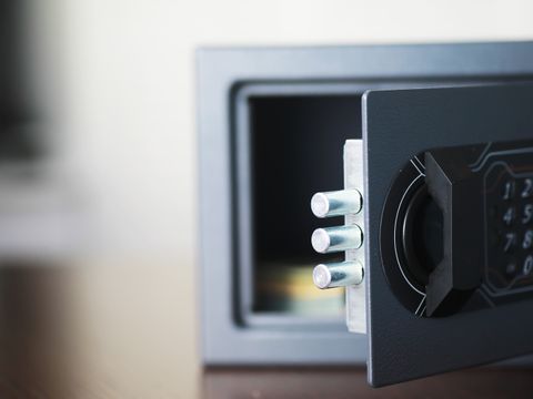 Geöffneter Tresor in einem Haus. Sichere Aufbewahrung von Geld, Dokumenten, Medikamenten und Gegenständen.