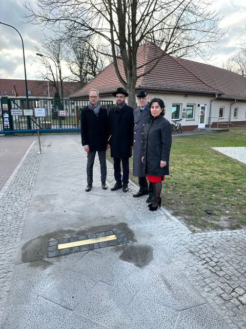 im Bild von links: Carsten Spallek (Bezirksstadtrat Soziales und Bürgerdienste Mitte), Militärrabbiner Alexander Nachama, Brigadegeneral Jürgen Karl Uchtmann und Reinickendorfs Bezirsbürgermeisterin Emine-Demirbüken-Wegner (Bild: BA Reinickendorf)