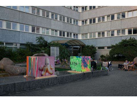 Glaskunstausstellung unter freiem Himmel des Bildungsinstituts leben lernen gGmbH zur Langen Nacht der Bilder 2024.