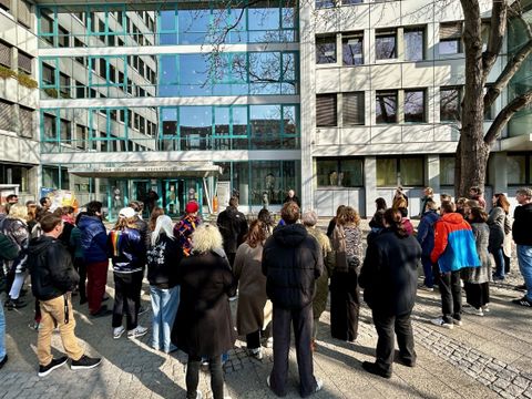 Rund 50 Mitarbeiter*innen des Bezirksamts und interessierte Bürger*innen nahmen ebenfalls an der Gedenkveranstaltung teil.