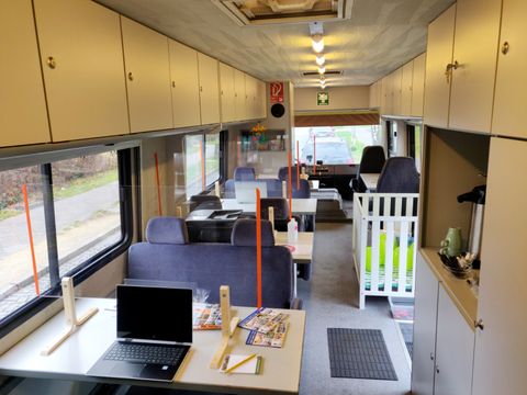 Mobiles Familienbüro in Form eines gemütlichen und geräumigen Beratungsbusses. (Bild: BA Reinickendorf)