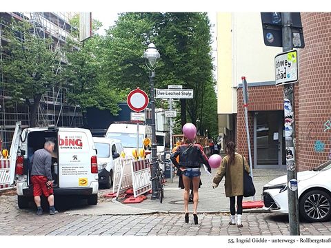 Foto von Menschen, die Uwe-Lieschied-Straße queren