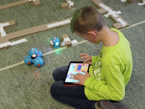 Junge spielt kreativ mit Technik (Bild: meredo)