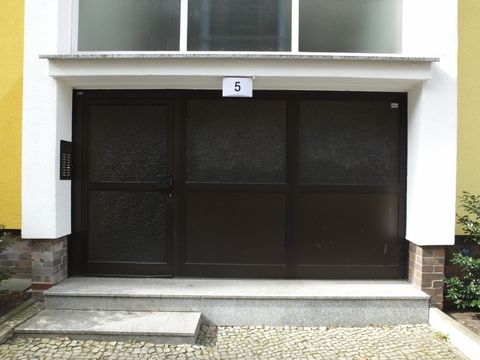 Hauseingang Jenaer Str. 5 (Bild: Stolpersteine-Initiative CW, H.-J. Hupka)