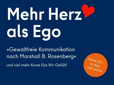 Motiv: "Mehr Herz als Ego" mit kleinem roten Herz und dem Kurs "Gewaltfreie Kommunikation nach Marshall B. Rosenberg" und viel mehr Kurse fürs Wir-Gefühl. Dazu ein Kreis mit dem Claim "Deine vhs – im Kiez und online"