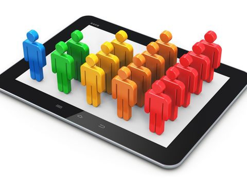 Auf einem Tablet-Computer sind bunte Figuren in mehreren Reihen aufgestellt