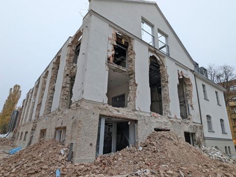 Gebäuderuine, die bereits in Teilen abgerissen wurde