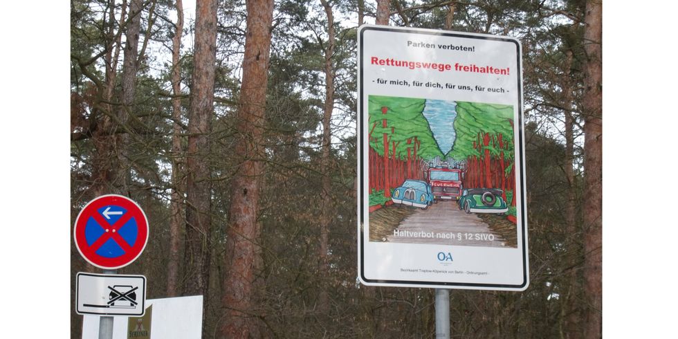 Verkehrsschild mti der Aufschrift "Rettungswege freihalten"