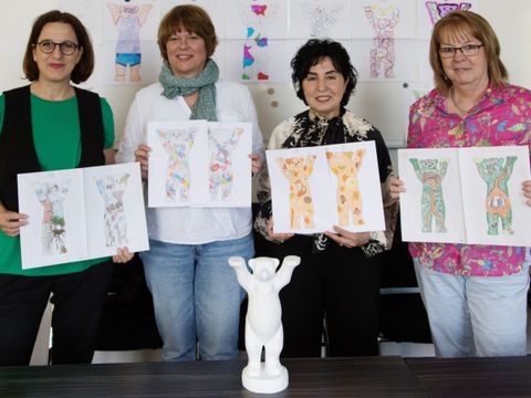 Jurysitzung mit Emine Demirbüken-Wegner (3.v.l.) und Claudia Güttner / Jugendkunstschule Atrium, Maria Schiele / regionale Schulaufsicht sowie Babette Franck / Berliner Sparkasse (v.l.) (Bild: Ba Rdf)